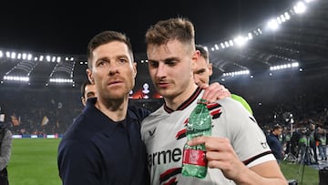 Xabi Alonso y Josip Stanisic celebran la victoria del Bayer Leverkusen en Roma.