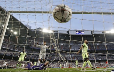 En las semifinales de la Champions, un disparo suyo que toca en Fernando se convierte en el único gol del encuentro. Tras no acertar la temporada anterior, Bale vuelve a colocar al Madrid en la final de la Champions. Se volverá a medir al Atlético, pero esta vez en Milán.