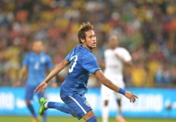 El delantero brasileño Neymar después de marcar el quinto gol de su equipo durante un partido de fútbol amistoso entre Sudáfrica y Brasil en el estadio Soccer City de Soweto.