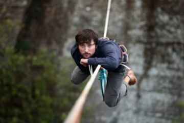 El slackline es un deporte extremo de equilibrio en el que se usa una cinta (normalmente elástica) que se engancha entre dos puntos fijos y se tensa. No se usa ninguna herramienta para ayudar a mantener el equilibrio. Se pueden realizar saltos, movimientos dinámicos, posturas de yoga incluso acrobacias. 
