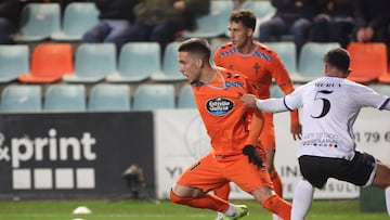 SALAMANCA, 03/12/2024.- El defensa serbio del Celta Mihailo Ristic (i) se escapa de Javier Murua, del Salamanca UDS, durante el encuentro de segunda ronda de Copa del Rey que Salamanca UDS y Celta de Vigo disputan este martes en el estadio Helmántico, en Salamanca. EFE/ JM García