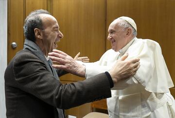 El papa Francisco con el actor italiano Roberto Benigni en audiencia en el Aula Pablo VI. Ciudad del Vaticano, 7 de diciembre de 2022.