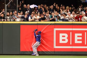 El cubano José Adolis García, número 53 de los Texas Rangers, atrapa una bola que evita un home run de Jarred Kelenic, de los Seattle Mariners, ante la incredulidad de los aficionados locales. La acción tuvo lugar durante la octava entrada del partido de la Major League Baseball (MLB) disputado en el T-Mobile Park de Seattle, Washington.