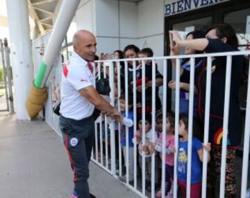 Jorge Sampaoli saludó a varios niños que llegaron a recibir a la Roja.