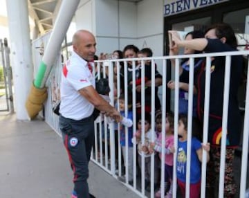 Jorge Sampaoli saludó a varios niños que llegaron a recibir a la Roja.