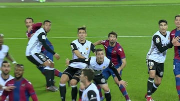 El gol anulado al Levante por una falta de Paulista a Gayá