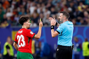 Vitinha le "sacó amarilla" al árbitro, Radoslav Gidzhenov, durante el Portugal - Francia.