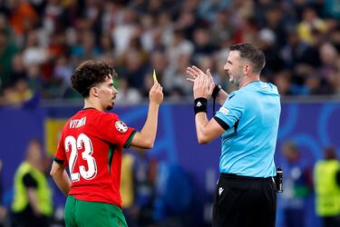 Vitinha le "sacó amarilla" al árbitro, Radoslav Gidzhenov, durante el Portugal - Francia.