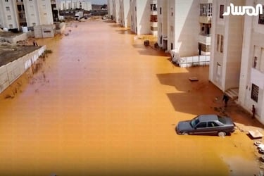 Las calles están inundadas tras ser azotadas por la tormenta Daniel en Marj. 