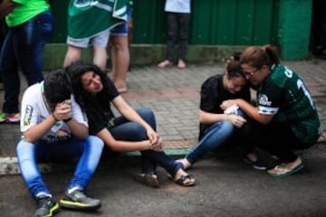 CHA24 CHAPECO (BRASIL),29/11/2016.- Aficionados del equipo brasileño de fútbol Chapecoense realizan una vigilia hoy, martes 29 de noviembre de 2016, en el estadio Arena Condá en Chapeco (Brasil), para realizar una vigilia en homenaje a las 75 víctimas fatales del accidente aéreo en La Unión, departamento de Antioquia (Colombia). El club brasileño Chapecoense perdió a la mayoría de sus jugadores en el accidente, quienes se dirigían a disputar el primer partido de la final de Copa Sudamericana ante Atlético Nacional en Medellín (Colombia). EFE/FERNANDO BIZERRA JR