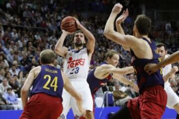 Sergio Llull lanza a canasta ante la defensa de Bradley Scott Oleson.