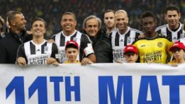 El brasileño Ronaldo (3i) y el francés Zinédine Zidane (3d), posan junto al presidente de la UEFA, Michel Platini (c), y los exjugadores Fabio Cannavaro (2i) y Fernando Hierro (dcha), entre otros