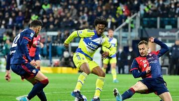 Juventus' Colombian midfielder Juan Cuadrado (C) is challenged during the Italian Serie A football match between Cagliari and Juventus at the Unipol Domus stadium in Cagliari on April 9, 2022. (Photo by Alberto PIZZOLI / AFP) (Photo by ALBERTO PIZZOLI/AFP via Getty Images)