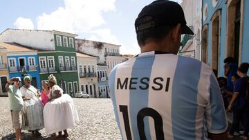 Un aficionado argentino con la camiseta de Messi camina por las calles del Pelourinho, el centro histórico de Salvador de Bahía, en la víspera del partido entre Argentina y Colombia.
