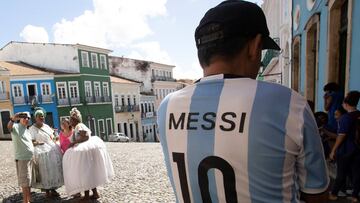 Un aficionado argentino con la camiseta de Messi camina por las calles del Pelourinho, el centro hist&oacute;rico de Salvador de Bah&iacute;a, en la v&iacute;spera del partido entre Argentina y Colombia.