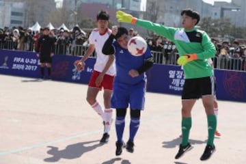 Maradona y Pablo Aimar jugaron un partido de futbol 5 con jóvenes coreanos para promocionar el sorteo del Mundial sub20. Maradona se convirtió en el protagonista y hasta en un momento del partido intento repetir la jugada de la mano de Dios, pero en esta ocasión no fue gol