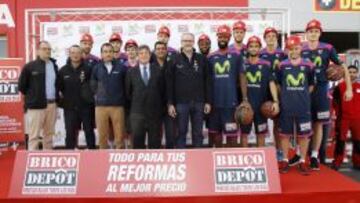 La plantilla del Movistar Estudiantes y su presidente, Fernando Galindo (en el centro con corbata), en la presentaci&oacute;n del patrocinador Bricodepot.