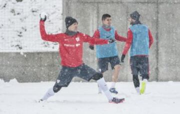 Carreras, peleas con bolas de nieve... Además del duro trabajo también hay tiempo para divertirse. 