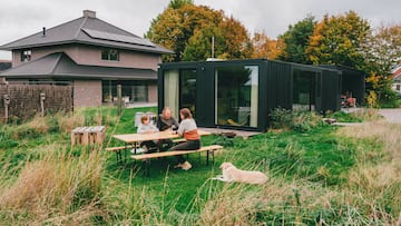 Compran dos contenedores chinos y construyen la vivienda de sus sueños por menos de 400.000 euros: “El terreno costó mucho más”