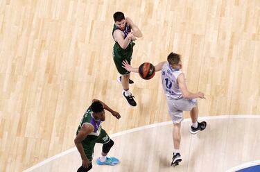 El Unicaja se pasea ante un Fuenlabrada en colapso