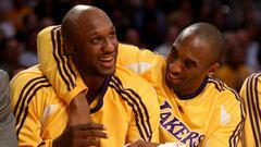 Kobe Bryant abraza a Lamar Odomo durante la etapa de ambos en Los &Aacute;ngeles Lakers de la NBA