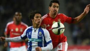 Oliver pugna por un balón con Andre Almeida.