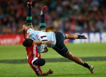 Leigh Halfpenny de los Leones es abordado por Peter Betham de los Waratahs durante el partido entre el NSW Waratahs y los Leones británicos e irlandeses en el estadio Allianz en Sydney, Australia.