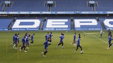 20/11/2019, ENTRENAMIENTO DEPORTIVO DE LA CORU&Atilde;A EN RIAZOR.  FOTO PREVIA JUGADORES CORRIENDO