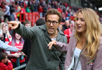 El actor y propietario del Wrexham, Ryan Reynolds, con su esposa, la actriz Blake Lively, antes del partido.