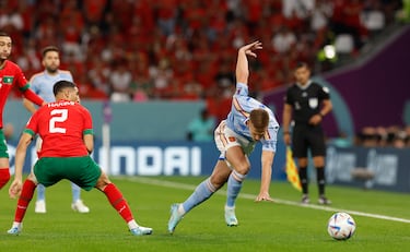 El jugador español Dani Olmo trata de irse del jugador marroquí Achraf Hakimi. 
