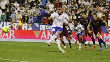 &Aacute;lvaro Gim&eacute;nez lanza el penalti que pudo haber decidido el derbi aragon&eacute;s.