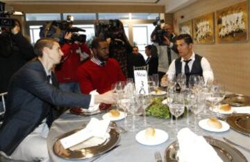 Cristiano Ronaldo junto a Kelvin Creswell "K.C." Rivers y Jaycee Carroll. 