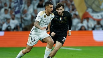 MADRID, 29/11/2023.- El centrocampista del Real Madrid Dani Ceballos (i) pelea un balón con el delantero georgiano del Nápoles Khvicha Kvaratskelia, durante el partido de la fase de grupos de la Liga de Campeones entre el Real Madrid y el Nápoles que se disputa este miércoles en el estadio Santiago Bernabeu. EFE/JuanJo Martín
