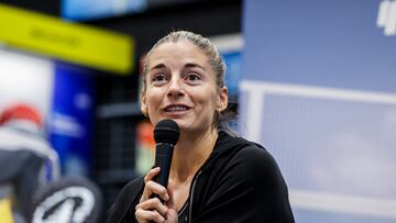 Alejandra Salazar responde a las preguntas del público en un evento de Decathlon.