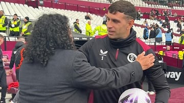 René y Dibu se abrazan en el London Stadium.