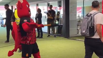 James se pierde entrando a Son Moix y Dimonió “lo regaña”