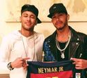 Hamilton con la camiseta del Barça, un regalo de Neymar