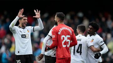 VALENCIA, 09/03/2024.- Los jugadores del Valencia felicitan al defensa turco Cenk Özkacar (i) por evitar una ocasión del Getafe, durante el partido de la jornada 28 de la Liga EA Sports que disputan Valencia y Getafe en el estadio de Mestalla. EFE/Biel Aliño
