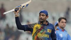 Sri Lanka&#039;s Tillakaratne Dilshan acknowledges the crowd. 