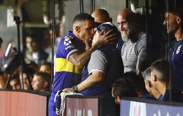 Tévez marcó el gol que dio la Superliga Argentina a Boca Juniors. Al ser cambiado fue a besar en la boca a Maradona que estaba en el banquillo.