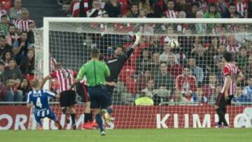 El árbitro Gil Manzano anuló el gol que anotó el jugador del Deportivo Álex Bergantiños.