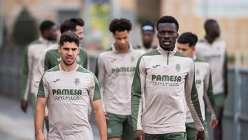 VILLARREAL (CASTELLÓN), 30/09/2025.- Los jugadores del Villarreal CF, Manor Solomon (i) y Tani Oluwaseyi (d), este martes durante el entrenamiento previo al partido de Liga de Campeones mañana miércoles frente a la Juventus de Turín.- EFE / Andreu Esteban.