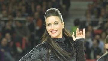 <b>¡Esos cuernecillos!. </b>¿Le gritaban algo muy feo? ¿Explotó hartirta y habrá que entenderlo? ¿Es familia de Aznar? Porque no me dirán que son normales esos cuernecillos que pone la guapa-guapísima en la Copa del Rey cestista. Claro que igual marcaba jugada, seguramente al Madrid, y no la entendieron. ¡Qué fotón, eh!