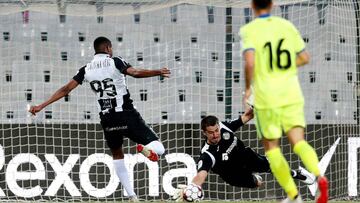 GRAF7158. PORTIMÃO (PORTUGAL), 20/07/2019.- El jugador del Portimonense Iury Castilho (i) lucha con Ruben Yáñez (c), portero del Getafe, durante el partido de la Copa Ibérica que Portimonense y Getafe disputan hoy sábado