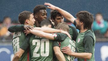 Los jugadores del Athletic celebran un gol.