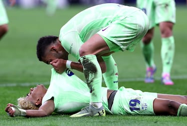 Lamine Yamal, del FC Barcelona, ​​recibe la felicitación de su compañero Ferran Torres tras conseguir un penalti, que posteriormente fue anulado tras la revisión del VAR.