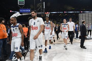 Decepción en los jugadores del Real Madrid tras perder en la semifinal ante el Fenerbahçe.