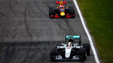 MONTREAL, QC - JUNE 12: Lewis Hamilton of Great Britain driving the (44) Mercedes AMG Petronas F1 Team Mercedes F1 WO7 Mercedes PU106C Hybrid turbo leads Max Verstappen of the Netherlands driving the (33) Red Bull Racing Red Bull-TAG Heuer RB12 TAG Heuer on track during the Canadian Formula One Grand Prix at Circuit Gilles Villeneuve on June 12, 2016 in Montreal, Canada. Dan Istitene/Getty Images/AFP
== FOR NEWSPAPERS, INTERNET, TELCOS & TELEVISION USE ONLY ==