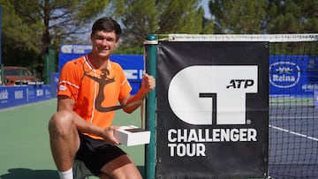 Kamil Majchrzak, con el trofeo de campeón en Villena.