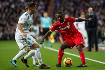 El defensa francés del Sevilla Lionel Carole disputa un balón con el delantero del Real Madrid Lucas Vázquez 